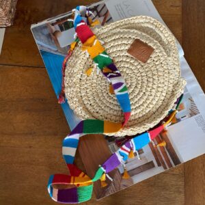 Bolso redondo tejido a mano con correa artesanal colorida y detalles de borlas – cartera cruzada artesanal colombiana única, diseño étnico vibrante, ideal para días de playa en verano, festivales al aire libre, vacaciones y outfits casuales. Milolita handwoven round boho bag with colorful artisan strap and tassel details – unique Colombian handmade crossbody purse, vibrant ethnic design, perfect for summer beach days, outdoor festivals, vacations, and casual outfits., 