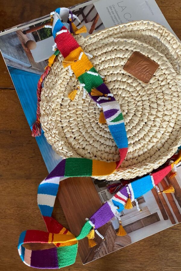 Bolso redondo tejido a mano con correa artesanal colorida y detalles de borlas – cartera cruzada artesanal colombiana única, diseño étnico vibrante, ideal para días de playa en verano, festivales al aire libre, vacaciones y outfits casuales. Milolita handwoven round boho bag with colorful artisan strap and tassel details – unique Colombian handmade crossbody purse, vibrant ethnic design, perfect for summer beach days, outdoor festivals, vacations, and casual outfits.