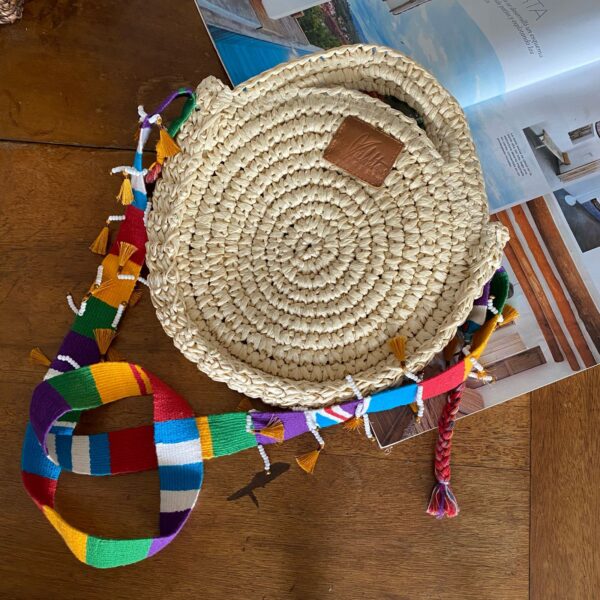 Bolso redondo tejido a mano con correa artesanal colorida y detalles de borlas – cartera cruzada artesanal colombiana única, diseño étnico vibrante, ideal para días de playa en verano, festivales al aire libre, vacaciones y outfits casuales. Milolita handwoven round boho bag with colorful artisan strap and tassel details – unique Colombian handmade crossbody purse, vibrant ethnic design, perfect for summer beach days, outdoor festivals, vacations, and casual outfits., The Folky Tassel Bag, sombreros de palma de iraca, sombreros decorados en colombia, sombreros personalizados de palma de iraca, sombreros artesanales con bordados, Hats made of Iraca palm
