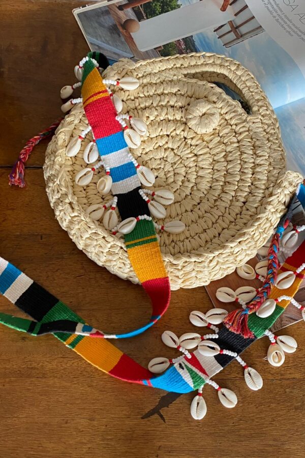 Bolso redondo tejido a mano con correa artesanal colorida y decoración de caracoles cauri – cartera cruzada artesanal colombiana única, estilo boho chic, ideal para días de playa en verano, festivales al aire libre, vacaciones y outfits casuales. Milolita handwoven round boho bag with colorful artisan strap and cowrie shell decoration – unique Colombian handmade crossbody purse, boho chic style, perfect for summer beach days, outdoor festivals, vacations, and casual outfits