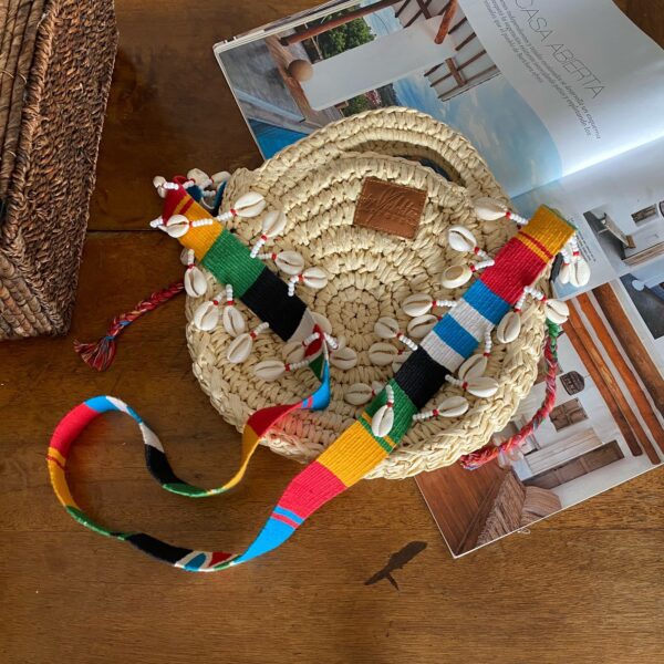 Bolso redondo tejido a mano con correa artesanal colorida y decoración de caracoles cauri – cartera cruzada artesanal colombiana única, estilo boho chic, ideal para días de playa en verano, festivales al aire libre, vacaciones y outfits casuales. Milolita handwoven round boho bag with colorful artisan strap and cowrie shell decoration – unique Colombian handmade crossbody purse, boho chic style, perfect for summer beach days, outdoor festivals, vacations, and casual outfits, The Folky Indi Shell Bag, sombreros de palma de iraca, sombreros decorados en colombia, sombreros personalizados de palma de iraca, sombreros artesanales con bordados, Hats made of Iraca palm