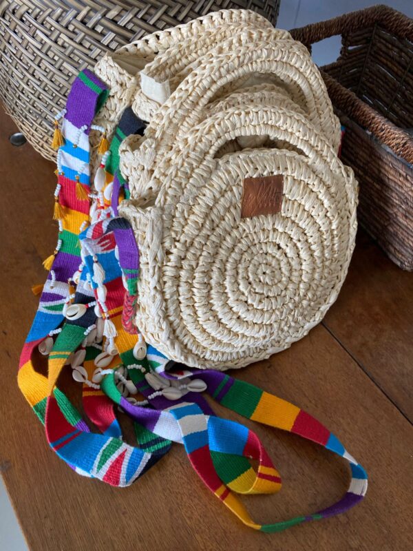 Bolso redondo artesanal con correa en telar guatemalteco y detalles de caracoles cauri – cartera cruzada colombiana hecha a mano, diseño resistente y elegante, ideal para días de playa en verano, festivales al aire libre, viajes y outfits casuales. Milolita handmade round boho crossbody bag with Guatemalan loom strap and cowrie shell accents – Colombian artisan purse, durable and stylish design, perfect for summer beach days, outdoor festivals, travel, and casual outfits, Folky Shell & Tassel Bag, sombreros de palma de iraca, sombreros decorados en colombia, sombreros personalizados de palma de iraca, sombreros artesanales con bordados, Hats made of Iraca palm