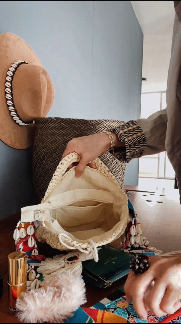 Bolso redondo artesanal con correa en telar guatemalteco y decoración de caracoles cauri – cartera cruzada amplia con compartimentos internos, diseño colombiano hecho a mano, ideal para uso diario, viajes, festivales al aire libre y outfits de verano. Milolita handmade round boho bag with Guatemalan loom strap and cowrie shell decoration – spacious crossbody purse with inner compartments, artisan Colombian design, perfect for everyday use, travel, outdoor festivals, and summer outfits.