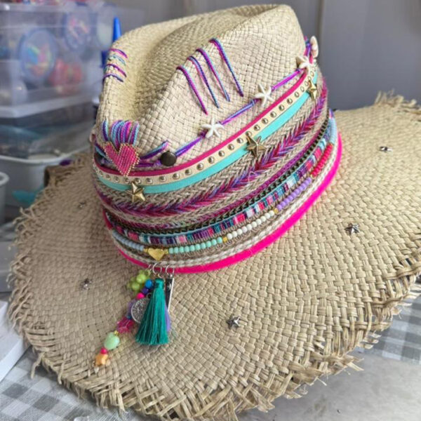 Sombrero Desflecado Tribu Heart Pinky color crudo 00001, Sombrero Desflecado Tribu Heart Pinky Color Crudo, sombreros de palma de iraca, sombreros decorados en colombia, sombreros personalizados de palma de iraca, sombreros artesanales con bordados, Hats made of Iraca palm