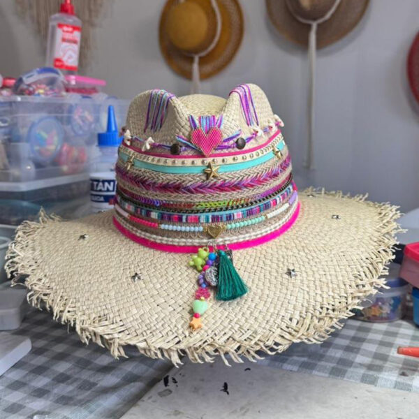 Sombrero Desflecado Tribu Heart Pinky color crudo 00002, Sombrero Desflecado Tribu Heart Pinky Color Crudo, sombreros de palma de iraca, sombreros decorados en colombia, sombreros personalizados de palma de iraca, sombreros artesanales con bordados, Hats made of Iraca palm
