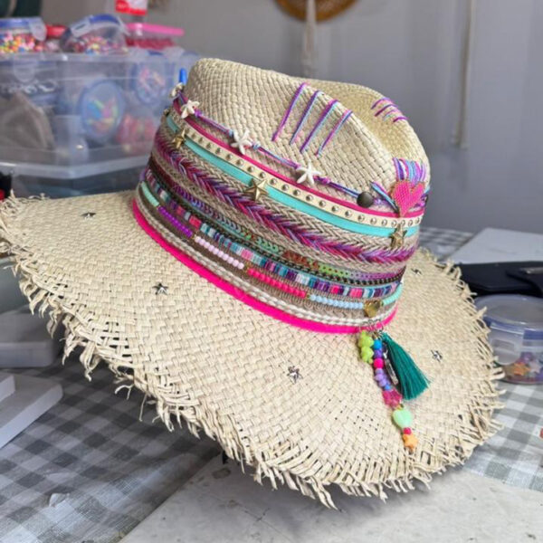 Sombrero Desflecado Tribu Heart Pinky color crudo 00003, Sombrero Desflecado Tribu Heart Pinky Color Crudo, sombreros de palma de iraca, sombreros decorados en colombia, sombreros personalizados de palma de iraca, sombreros artesanales con bordados, Hats made of Iraca palm