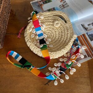 Bolso redondo tejido a mano con correa artesanal colorida y decoración de caracoles cauri – cartera cruzada artesanal colombiana única, estilo boho chic, ideal para días de playa en verano, festivales al aire libre, vacaciones y outfits casuales. Milolita handwoven round boho bag with colorful artisan strap and cowrie shell decoration – unique Colombian handmade crossbody purse, boho chic style, perfect for summer beach days, outdoor festivals, vacations, and casual outfits, 