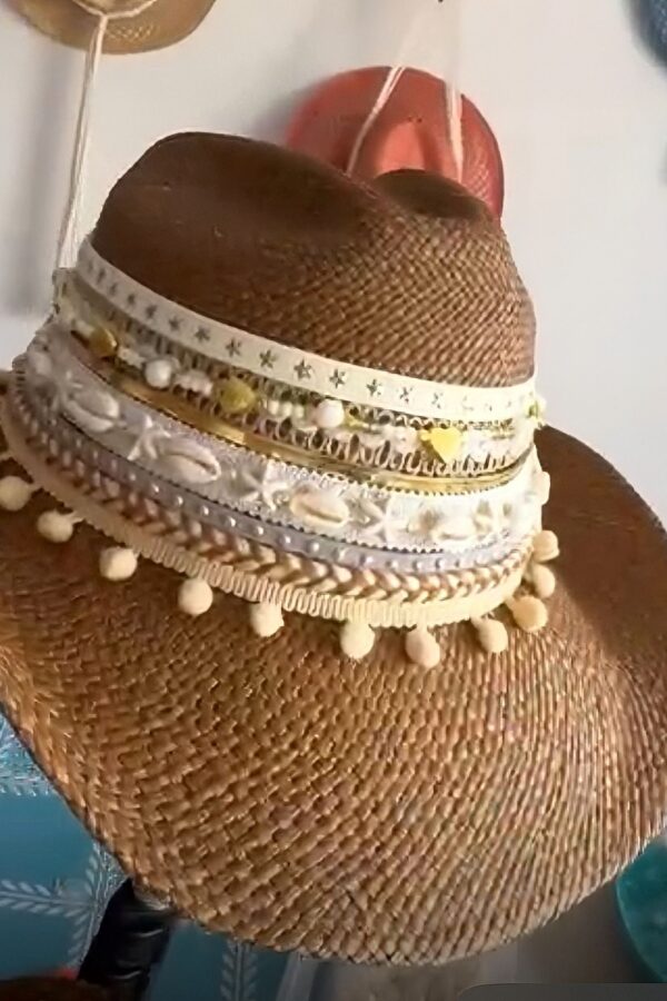 Sombrero cowboy color café decorado para mujer