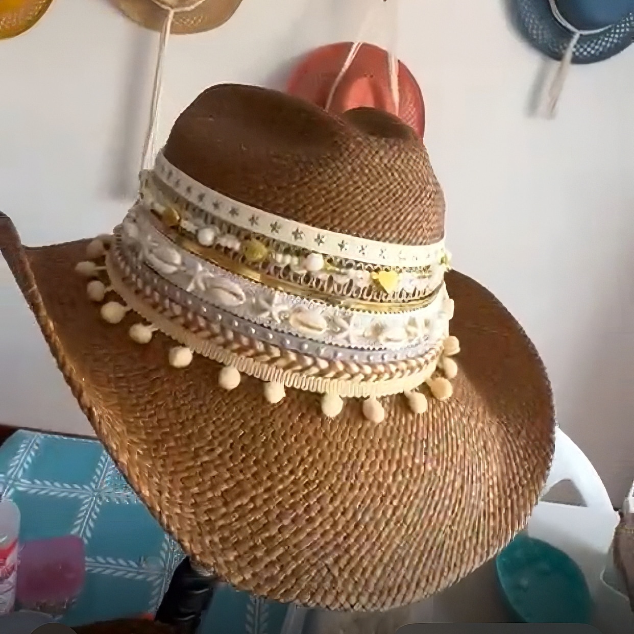 Sombrero cowboy color café decorado para mujer, Sombrero Cowboy Ali Café, sombreros de palma de iraca, sombreros decorados en colombia, sombreros personalizados de palma de iraca, sombreros artesanales con bordados, Hats made of Iraca palm Sombrero cowboy color café decorado para mujer, Sombrero Cowboy Ali Café, sombreros de palma de iraca, sombreros decorados en colombia, sombreros personalizados de palma de iraca, sombreros artesanales con bordados, Hats made of Iraca palm